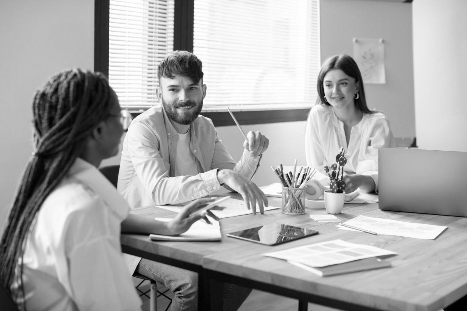 Professionelle Arbeitsumgebung mit Fokus auf persönliche Beratung im Vertrieb