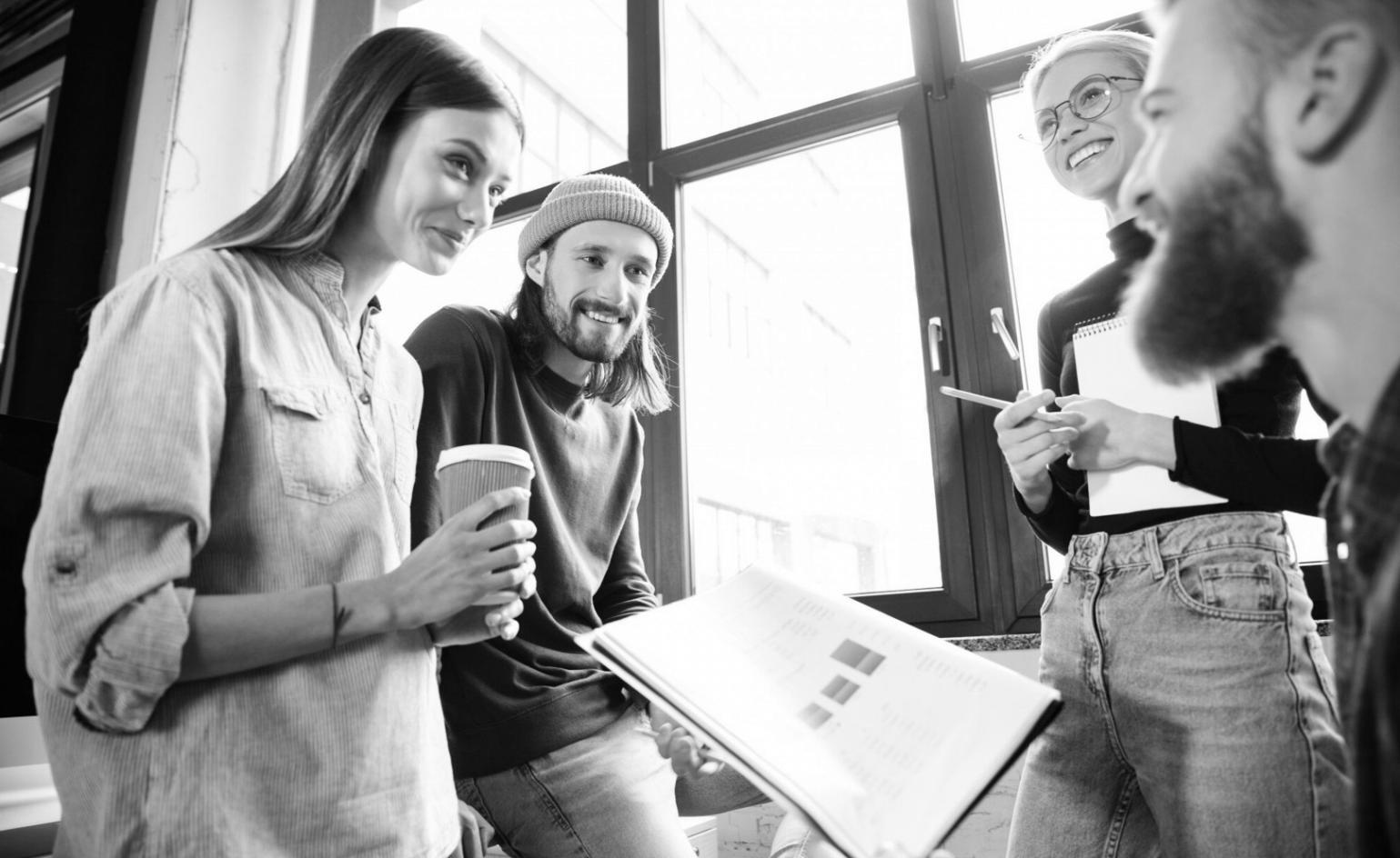 Interaktive Workshop-Atmosphäre mit Teilnehmern bei praktischen Verkaufsübungen